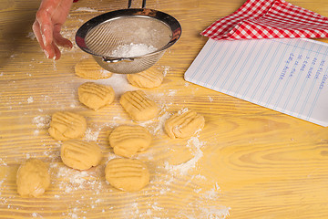 Image showing Icing sugar on cookies