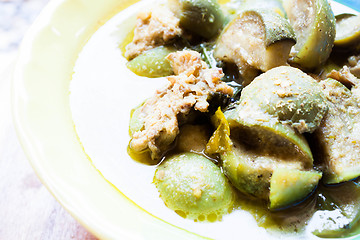 Image showing A bowl of spicy green curry with chicken and eggplant