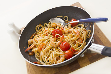 Image showing Shrimps And Spaghetti In Pan