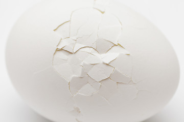 Image showing Cracked white egg