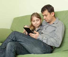 Image showing Daughter  and father  using e-book