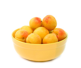 Image showing A fresh apricots in the bowl