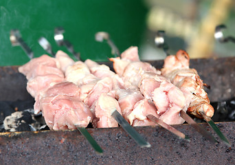 Image showing BBQ on skewers with raw shish kebab.