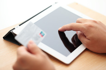 Image showing Tablet online shopping with credit card 