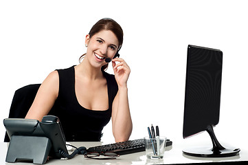 Image showing Female executive assisting client over a call