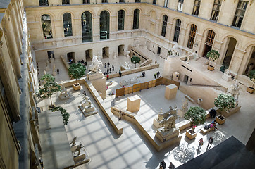 Image showing trippers in the visit of Louvre Museum 