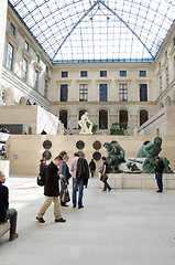 Image showing trippers in the visit of Louvre Museum 