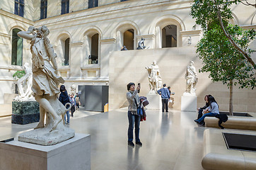 Image showing trippers in the visit of Louvre Museum 