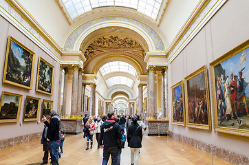 Image showing trippers in the visit of Louvre Museum 