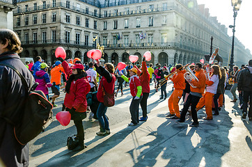 Image showing Spectators and participants of the annual Paris Marathon on the 