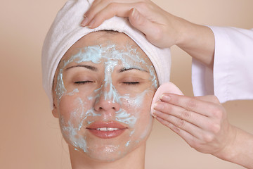 Image showing Therapist removing moisture mask