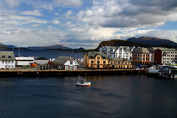 Image showing Fishingboat comming to town