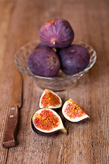 Image showing bowl with fresh figs and old knife