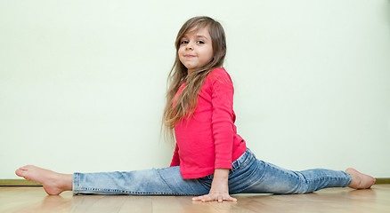 Image showing Little girl sits on a splits