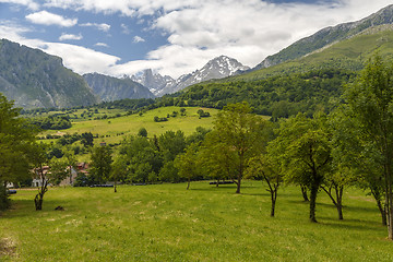 Image showing Naranjo de Bulnes and Pico Urriello