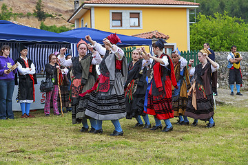 Image showing Group Entremonta?as Virgen de la Cuesta in the traditional Dance at Santo