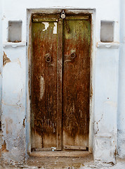 Image showing Rotten wooden door of an old house. India, Udaipur