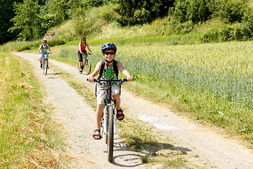 Image showing Family on bicycle trip