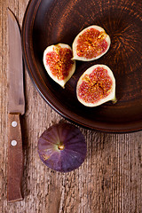 Image showing bowl with fresh figs and old knife