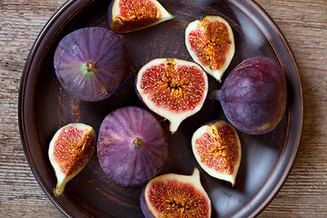 Image showing  fresh figs in a plate 