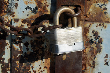 Image showing Iron lock and rusty chain