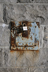 Image showing Iron lock and rusty chain on a stone wall