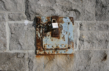 Image showing Iron lock and rusty chain on a stone wall