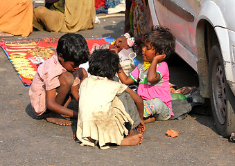 Image showing Poor indian chidren on town street