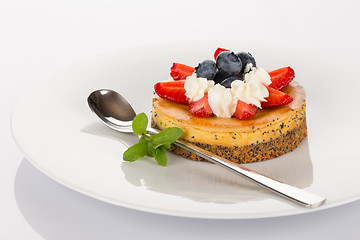 Image showing Cheese-cake, strawberries and blueberries