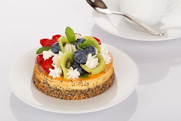 Image showing Cheesecake, strawberries, blueberries and kiwi