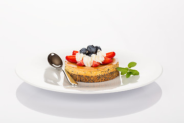 Image showing Cheesecake, strawberries and blueberries