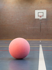 Image showing Pink ball on blue court at break time