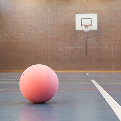 Image showing Pink ball on blue court at break time