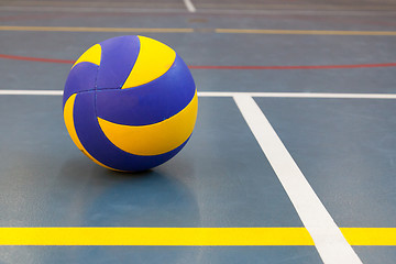 Image showing Blue and yellow ball on blue court at break time