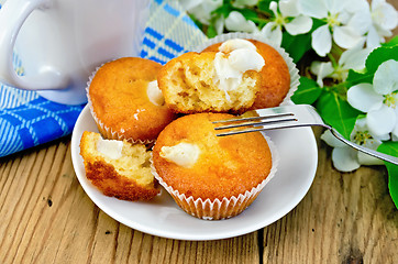 Image showing Cupcakes with sweet cream on a plate