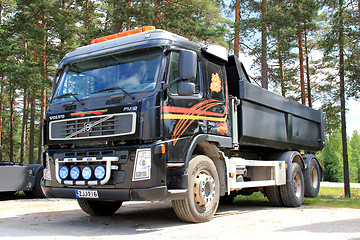 Image showing Black Volvo FM12 Lorry