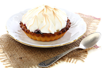 Image showing Cake basket with meringue.