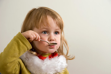 Image showing child eating