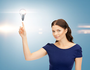 Image showing woman pointing her finger at light bulb