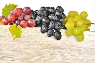 Image showing types of grapes on wood