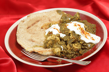 Image showing Chicken saag with bread and yoghurt