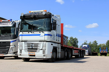 Image showing White  Renault Magnum 500 Truck