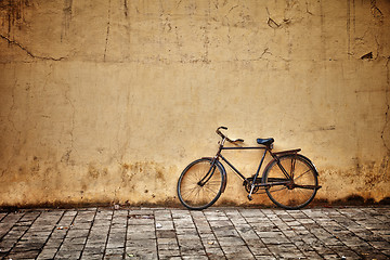 Image showing Old vintage bicycle near the wall