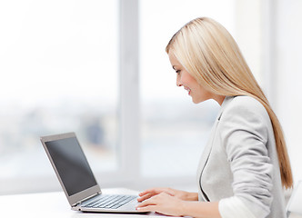 Image showing businesswoman with laptop