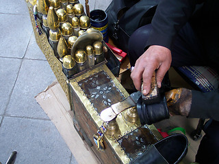 Image showing man polishing shoes