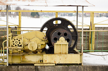 Image showing mechanism screw tense cable hold river dam gate 