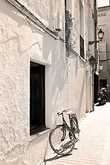 Image showing bicycle at a wall