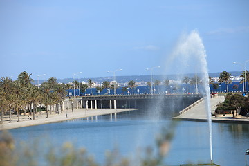 Image showing Impressive tall fountain