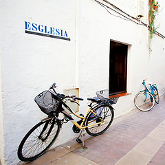 Image showing two bicycles at a white wall