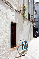 Image showing blue bicycle at a white wall